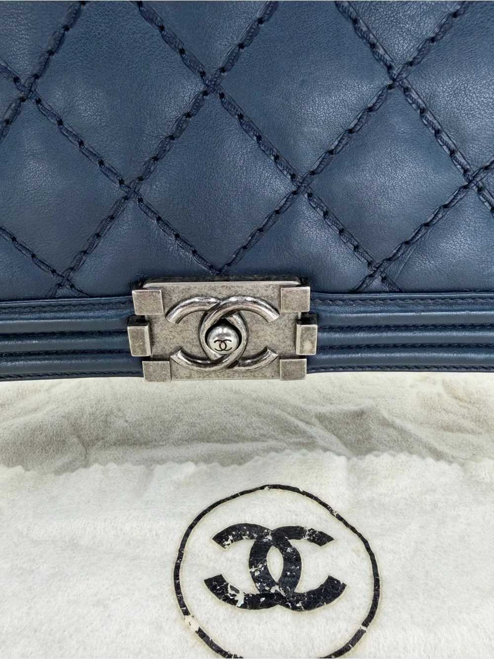 💙CHANEL Navy Quilted Medium Boy Bag 💙